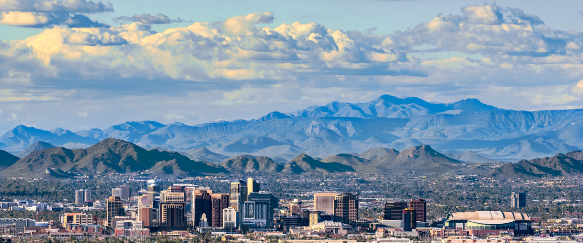 The mountainous skyline of Phoenix, AZ.