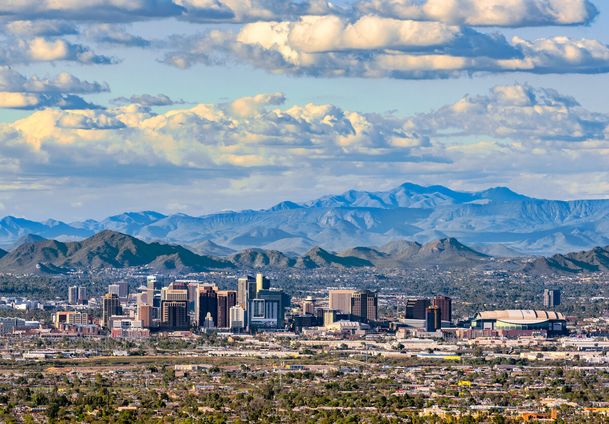 The mountainous skyline of Phoenix, AZ.