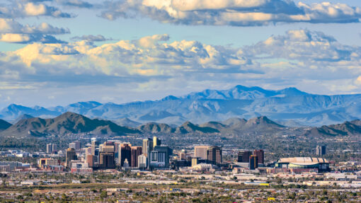 The mountainous skyline of Phoenix, AZ.